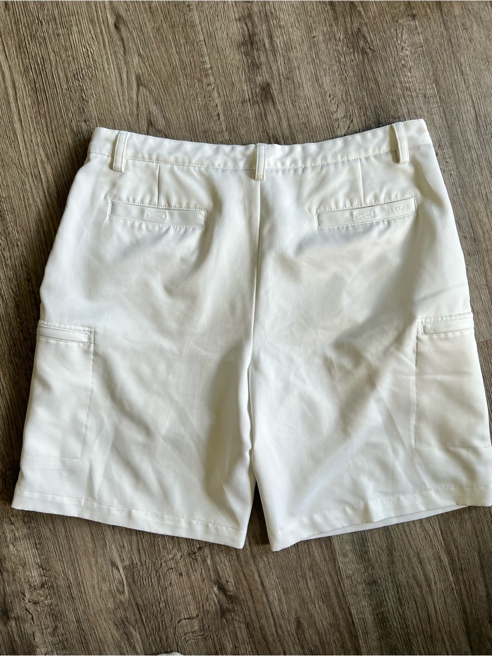 IZOD GOLF Men's White Performance Cargo Shorts - Picture 3 of 3